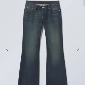 Fina lågmidjade jeans från weekday endast använda ett fåtal gånger. Nypris 590 kr.💕