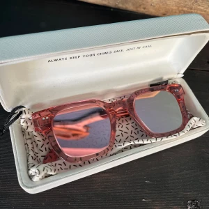 Chimi 004 guava mirror  - Säljer mina jättefina Chimis i färgen guava med spegelglas, modell 004🌟💖Det finns en liten repa på ena glaset(se sista bilden) och fodralet har lite skavanker därav priset💖Inga ytterligare skador eller defekter!🌟De är unika och går ej att få tag på!⚠️