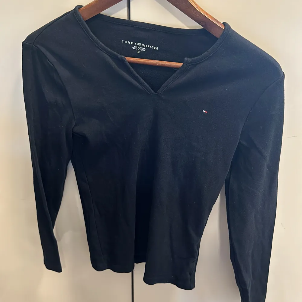 Säljer denna svarta tröja från Tommy hilifiger i storlek m, pris kan diskuteras vid snabb affär. Tröjor & Koftor.