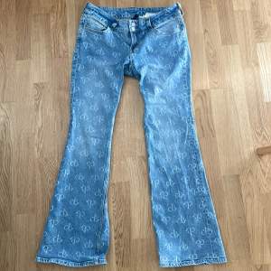 Lågmidjade jeans, nästan aldrig använda och utsvängda vid benen. Säljer för att byxorna är för små. Pris kan diskuteras 