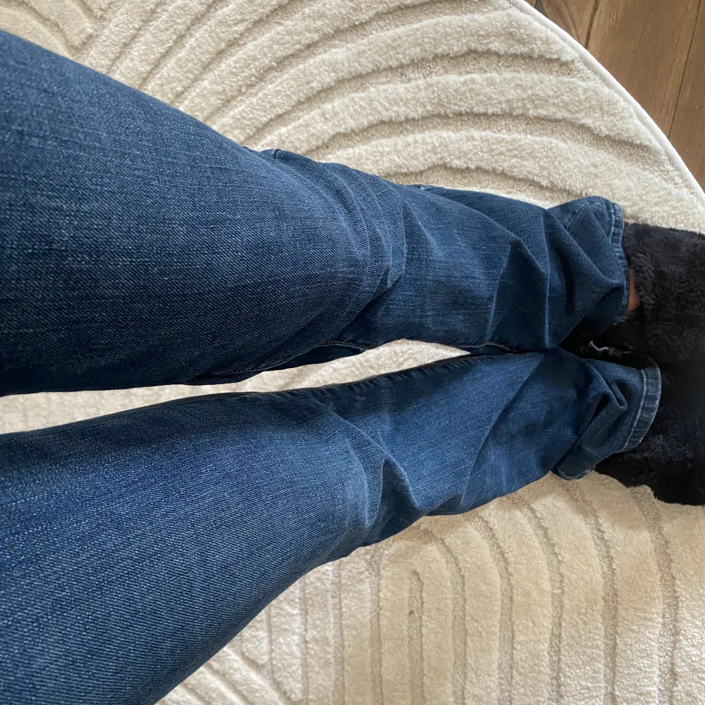 Lågmidjade bootcut jeans! De är syda på insidan vid låren för att få de mer bootcut  Midja: 37cm Innerbenslängd: 81/82cm. Jeans & Byxor.