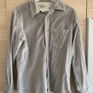 Acne Studios Overshirt - Säljer denna overshirt från acne studios då den inte kommit till användning. Den är i manchestermaterial och sitter bra på mig(har storlek S/M). Mycket bra skick. 