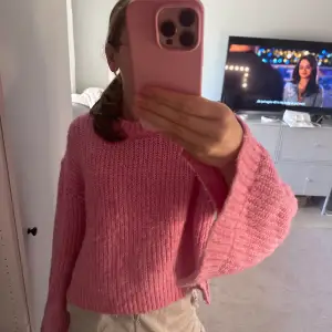 hej!! Säljer en jättefin rosa stickad tröja som är från Gina tricot!💞säljer pga att den inte kommer till användning! 