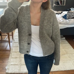 Grå stickad kofta  - Säljer denna super mysiga koftan från hm💖💖 Mycker fint skick då jag i princip aldrig använt den 