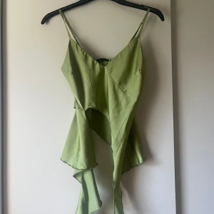 Topp från Bershka - Köpt i Turkiet förra sommaren, prislappen är kvar då den inte har blivit till användning. Nytt skick oanvänd! (Lånade bilder)