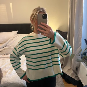 Mango tröja - Fin fin stickad tröja från mango med gröna ränder