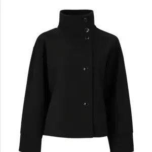 Short felt jacket i storlek L från Gina Tricot. Köpt vintern 2023 och använd Max 5 gånger, så den är i mycket bra skick 💕  Säljer för 325kr inklusive frakt. Nypris 599kr