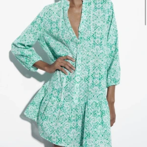 Zara klänning - Jättefin klänning från zara. Perfekt nu till sommaren. Som ny då jag endast haft den en gång på midsommar. Storlek M men passar mig som normalt sett har storlek S. Skriv för funderingar 