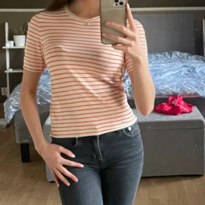 Randig stickat t-shirt - Jätte söt randig finstickad topp från zara, i toppen skick använd max 3 gånger!!💗