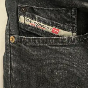 Ett par jätte snygga jeans som tyvärr är lite för stora för mig. Super bra skick och är från diesel, de är lågmidjade och bootcut💗