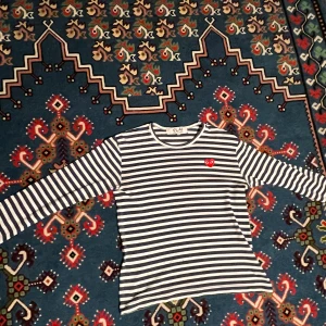 Cdg long sleeve  - Säljer en Comme des garcons i storlek L men sitter som M… sick 7/10 två små hål på magen men annars ingenting
