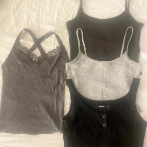 TOPPAR - Säljer alla dessa 4 toppar tillsammans! Här ingår ett mörkgrått spets linne ifrån Hollister, topp med knappar från bikbok, 2 gråa bas linnen från h&m 🌸🌸