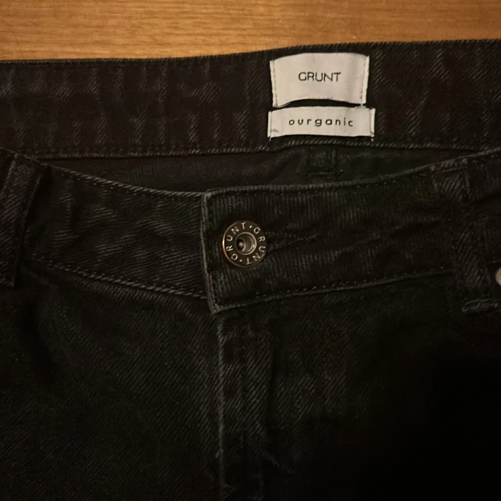 Hej säljer mina svarta jeans som är i loose fit de är inte jätte baggy men de är inte skinny heller. Säljer på grund av att dom blivit för små. Den fjärde bilden är en bild på hur jeansen sitter. . Jeans & Byxor.