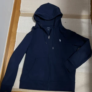 Polo Raulph Lauren Zip Up Mörk Blå storlek S - Hej, jag säljer en Polo raulph lauren zip up i storlek S, hör av er om ni är intresserade, kan också gå ner i pris vid snabb affär👍