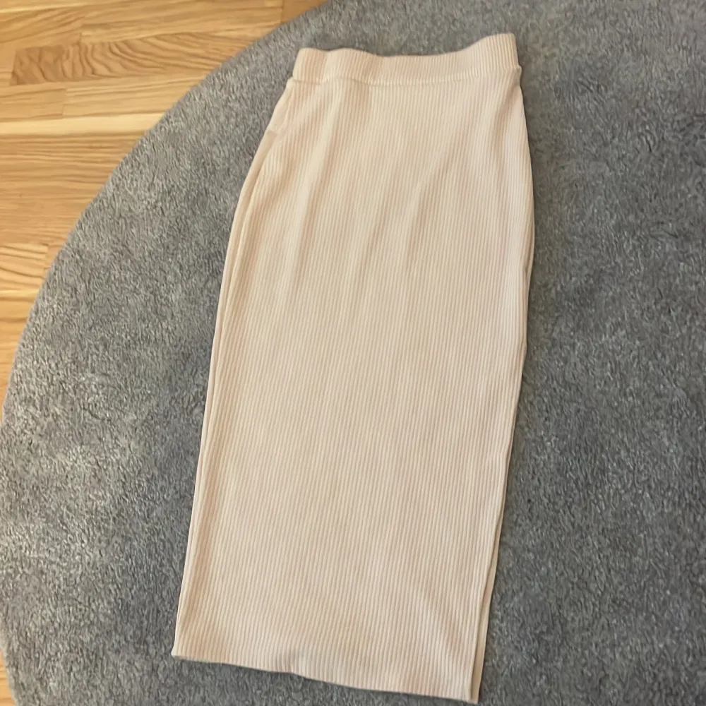 en söt tajt beige kjol med slits, nästan aldrig använd, storlek XS köptes för runt 80 kr säljes för 50. Kjolar.