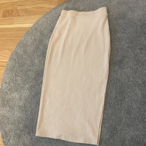 söt tajt kjol - en söt tajt beige kjol med slits, nästan aldrig använd, storlek XS köptes för runt 80 kr säljes för 50