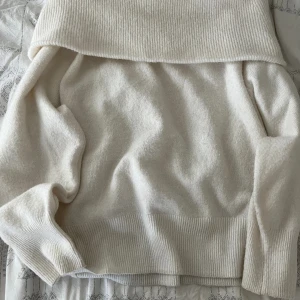 Off shoulder tröja - Vit off shoulder tröja från hm. Den är knappt använd och är i väldigt bra skick! Säljer den pga att den inte kommer till användning.