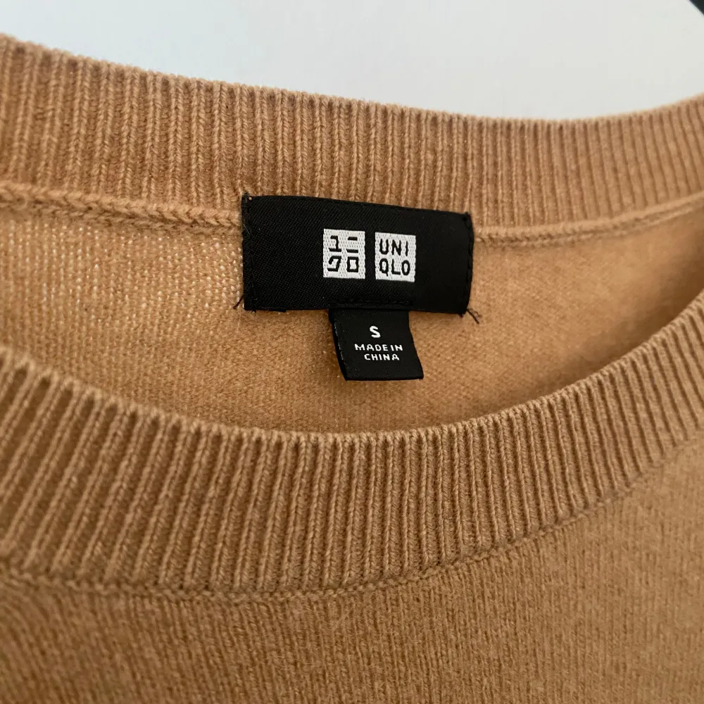 Säljer en tröja i materialet Kashmir. Märket är uniqlo och storleken är small. Den är i fint skick utöver att det är två påsydda lappar vid armbågarna. Säljer på grund av att tröjan inte längre används. Mvh🤗. Tröjor & Koftor.