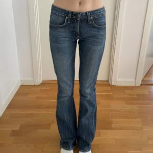 fina lågmidjade bootcut jeans. har dessvärre ett litet hål vid ena bakfickan. annars i bra skick! 💓 midja: 35 innerben: 81