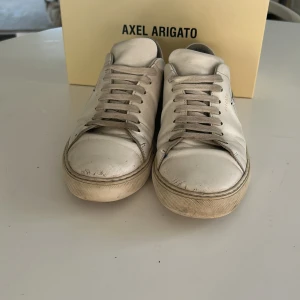 Vita Arigato sneakers - Inte topp skick men inga direkta skador på skon 