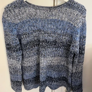 Blå stickad tröja - Blå stickad tröja köpt secondhand. Tyvärr inget märke, kan vara handstickad Knappt använd och är i nyskick