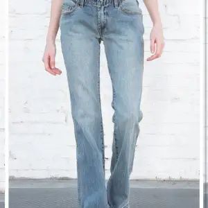 säljer dessa helt oanvända lågmidjade jeans från brandy melville 🥰
