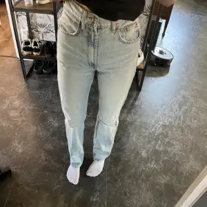Jeans från Zara med ett hål på knät. Aldrig använda💕