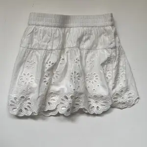 Fin vit kjol från zara 🫶Har använt ett fåtal gånger. Storlek 152. Skov för bilder eller mått 💗💗
