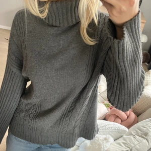 Stickad tröja - Världens mysigaste tröja från NAKD. Använd ett fåtal gånger, strl S 🩶