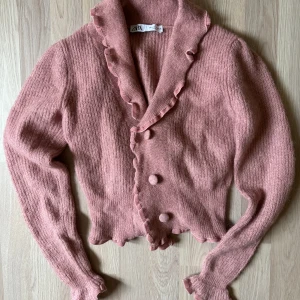 Rosa kofta/topp - Säljer denna supergulliga koftan i nyskick🩷🩷😭🤩🥰