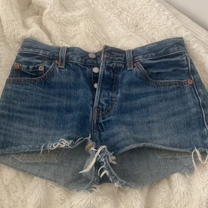 Shorts  - Säljer dessa blåa Levis shorts. I bra skick endast använda några få gånger. 