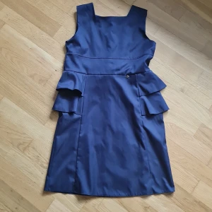 Marinblå barnklänning - Säljer pga inte min storlek. Passar för ungefär 10 åring. Jättefin fodralklänning