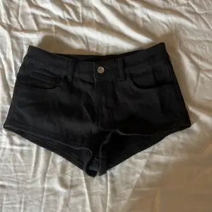 Säljer denna jättefina svarta jeans shorts i stl 36 från hm, därför att de inte kommer till andvändning. Aldrig andvänd bara testat. 