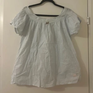 odd molly söt ljus blå blus topp - super skick! skriv privat för fler bilder eller några frågor 🎀 storleken är L men skulle säga att den också passar M. köp genom köp nu, swish eller paypal 🤍