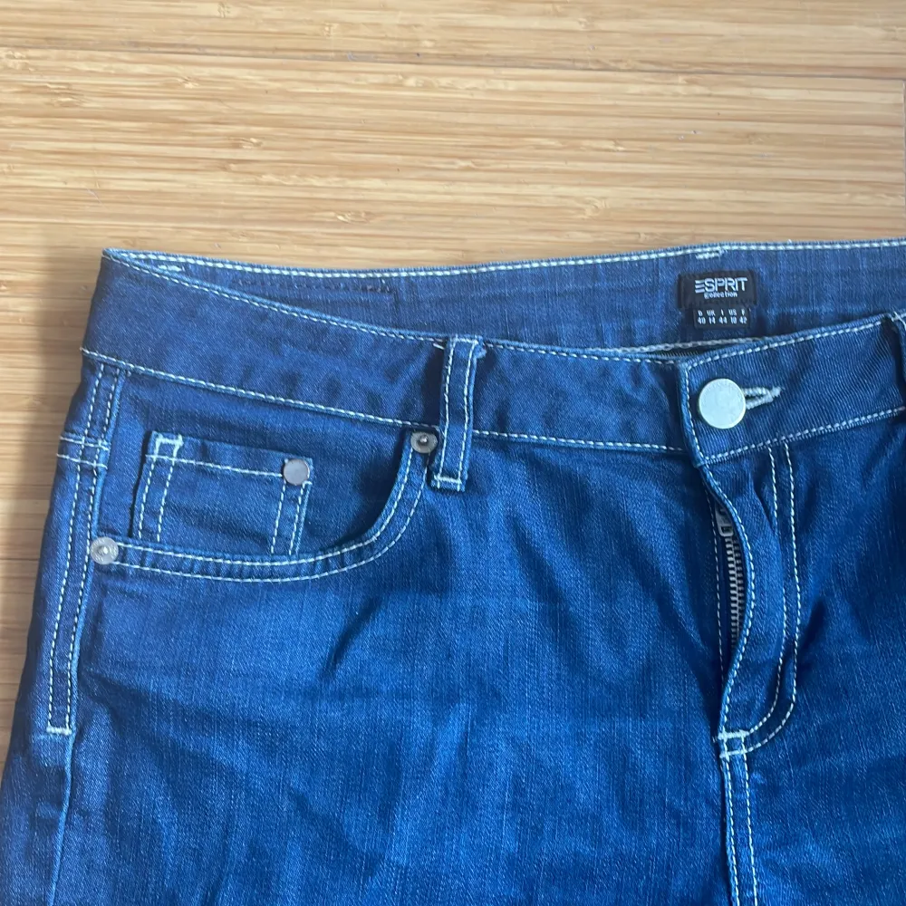 Mörkblåa jeans men ljusa sömmar, jättesnygga och inte slitna alls, snygga fickor och bra passform, stl L men lite mindre i storlek, oanvända . Jeans & Byxor.