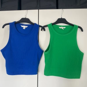 Två linnen från H&M - Ett grönt och ett blått linne från HM i storlek Small! 
