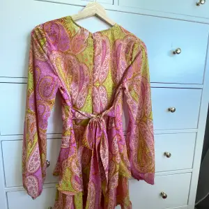Säljer denna jätte fina klänningen i storlek 36, nysckick köpt för 270kr tror jag❤️ går och knyta på flera olika sätt