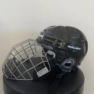 Hockey hjälm - Hej jag säljer min Bauer hjälm som används i en säsong. Ny pris 1000kr. Hör av dig om du vill ha fler bilder. Storlek s och är justerbar, köparen står för frakten