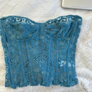 Spetskorsett - Säljer denna jättefina spetskorsett pga att jag inte längre använder den. Mycket bra skick