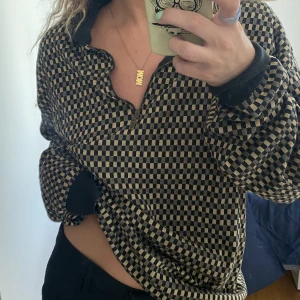 Stickad zipsweatshirt - En vintage rutig zipsweatshirt, den är i storlek XL men jag brukar ha S/M i vanliga fall och den är oversize 