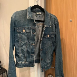 Jeansjacka - Kortare jeansjacka, knappt använd i stl S. Väldigt fint skick 
