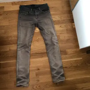 Schyssta J.Lindeberg jeans i urtvättad grå färg. Skick 8/10. Storlek 30/32. Pris kan diskuteras vid snabb affär!