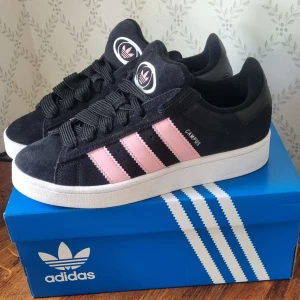 Nya adidas campus 00s - Helt nya köpte tyvärr fel storlek.   Dessa är slutsålda på de flesta ställen i sverige så de är svåra att få tag på i detta utförandet. 