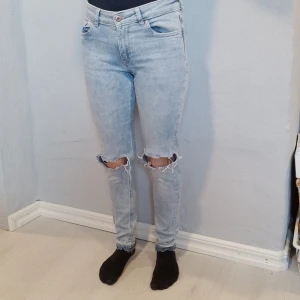 Ripped Skinny Jeans - Okänd storlek, men passar en som brukar ha XS/S 90 cm långa Den tredje bilden visar att lappen med storleken är borta  Katt finns i hemmet