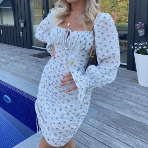 Adoore Capri Dress  - Suuuperfin sommarklänning från Adoore, en liten slitning vid dragkedjan men syns ej när man har på sig den och påverkar inte dragkedjan. Tyvärr för liten för mig, frakten betalar köparen. Pris går att diskutera 🫶🏼