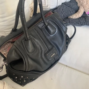 Guess väska med nitar  - Super snygg väska från guess med nitar, egna bilder! 
