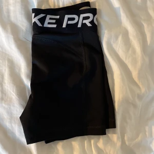 Nike shorts - Ett par skit snygga Nike shorts. Köpte på stadium för 350 och säljer nu för 200 för att jag har klippt av lappen, de gjorde jag för den störde mig. Inget tecken på skador. Shortsen är i str 146/152 men passar även 158/164