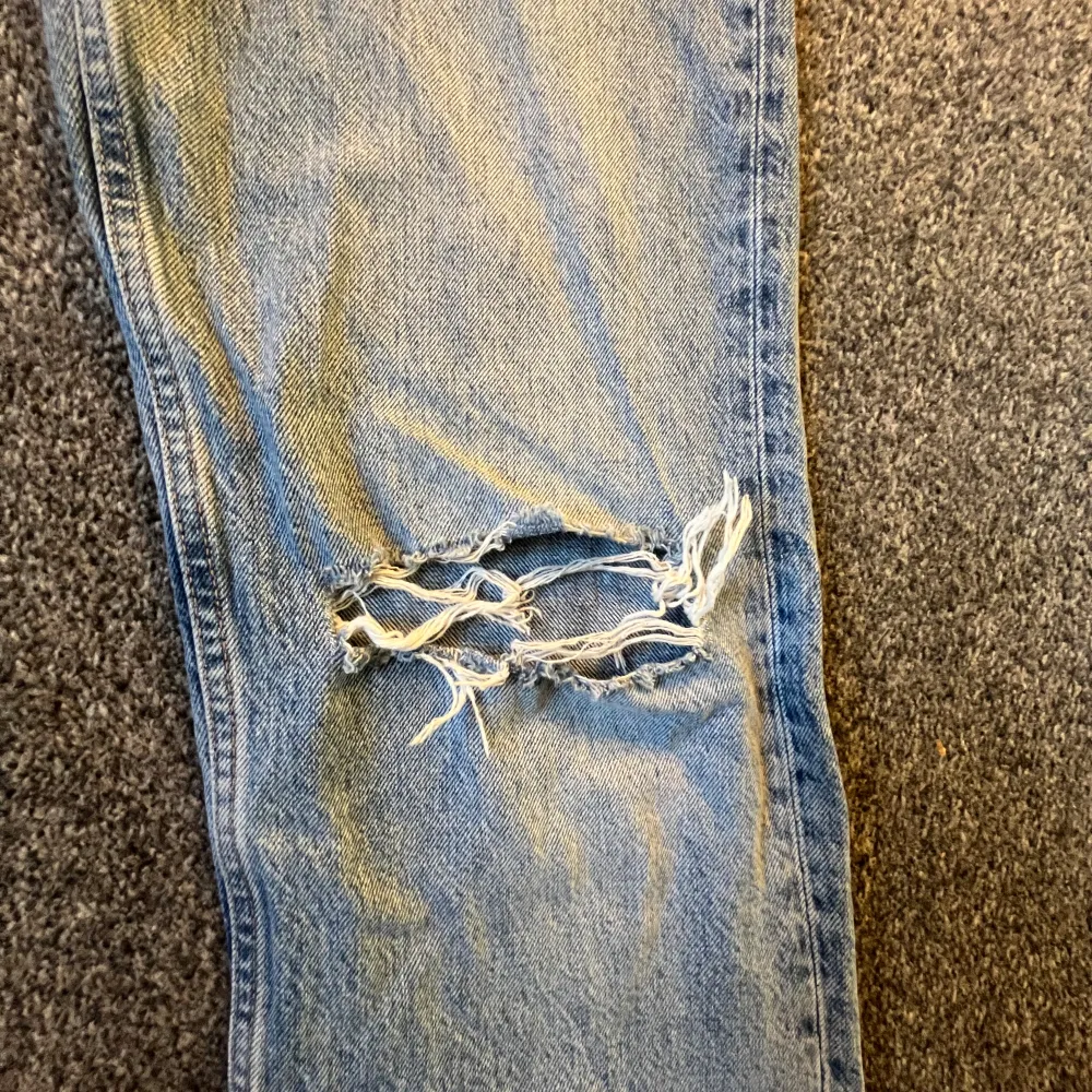Fina jeans från Gina Tricot. Innerbenslängd ca 80cm. Rak modell. Katt finns i hemmet!. Jeans & Byxor.