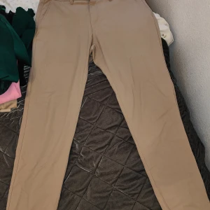 Zara Straight Fit Chinos - Bra skick, bortsett från fläck som är längst ned på ena benet. Knappt (eller inte alls) märkbart vid användning.    Medium eller 30/32. 