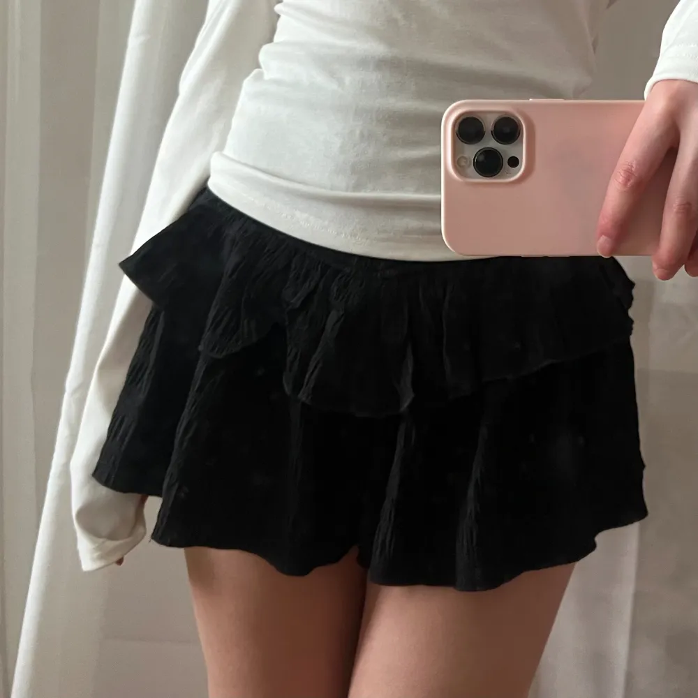 Shorts men ser ut som en kjol, storlek S🖤✨. Kjolar.